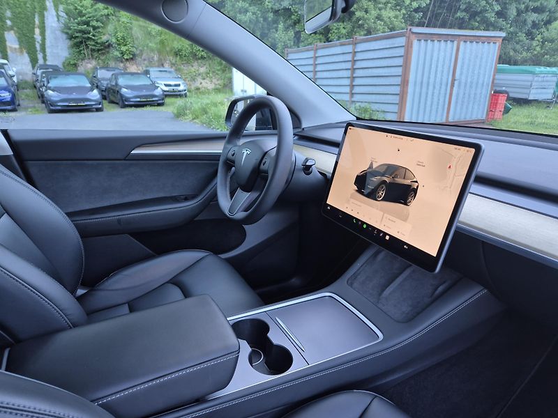Tesla Model Y RWD 220kw 19ALU SOH 95% - fotka 42 z 49