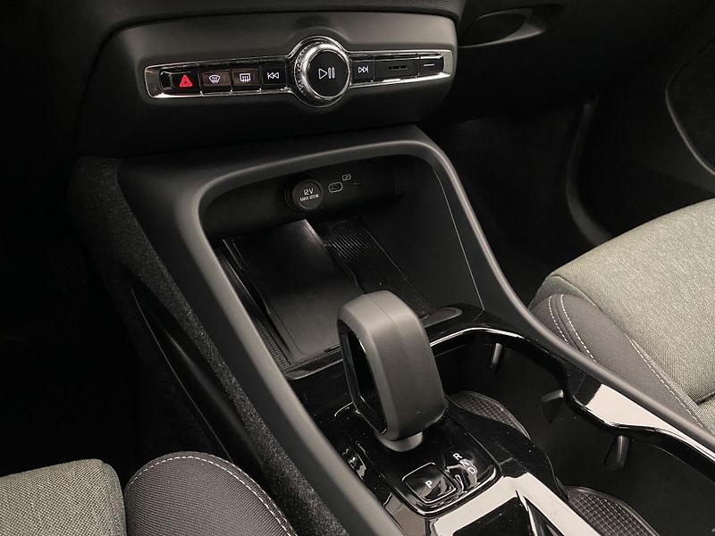 Volvo XC40 B3 AUT DARK PLUS - fotka 34 z 62