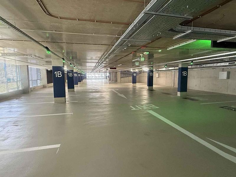 Přes šest set stání mají řidiči od úterý k dispozici v novém parkovacím domě a jeho blízkém okolí mezi brněnskými ulicemi Veveří, Bulínova a Šumavská.
