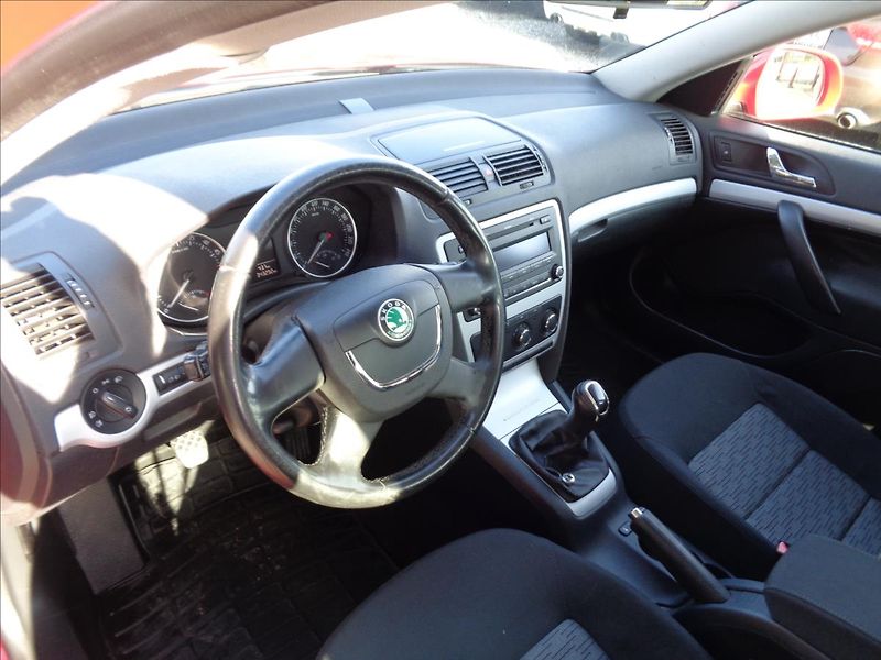 Škoda Octavia 1,6 - fotka 18 z 23