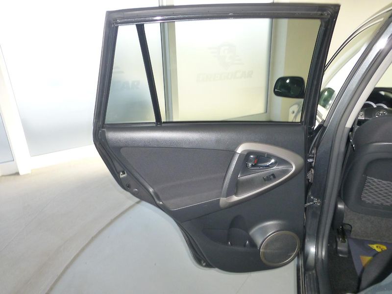 Toyota RAV4 (2009) 2,2 D-4D*ALU**TAŽNÉ**4X4 - fotka 13 z 25