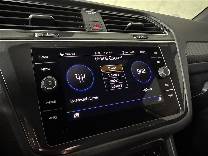 Volkswagen Tiguan 2,0 TDi  DSG R-Line IQ Light K - fotka 24 z 46