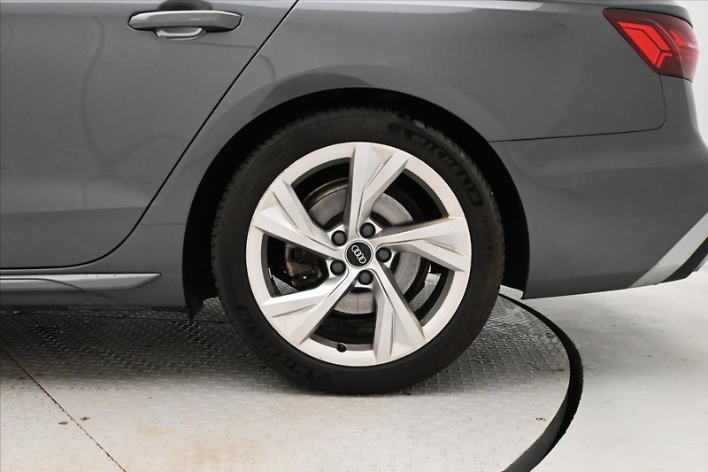 Audi A4 2,0 TDI 120kW S-LINE S-Tronic - fotka 26 z 26