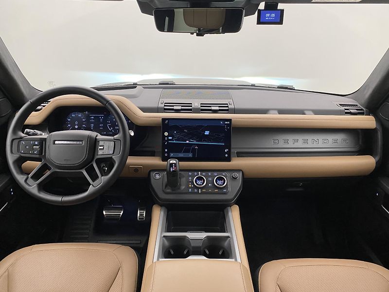 Land Rover Defender 110 D300 X-DYNAMIC AWD AUT CZ - fotka 2 z 49