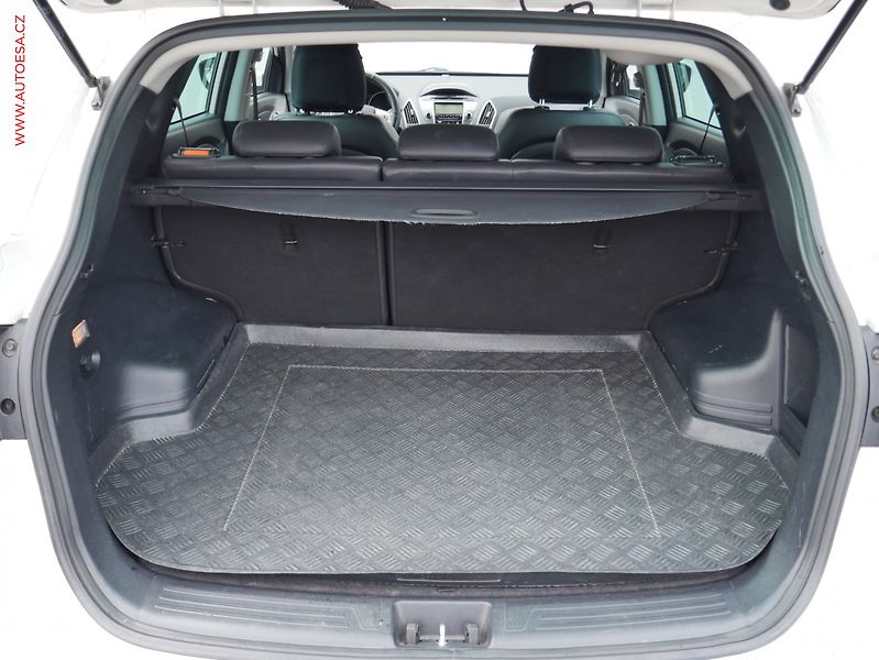 Hyundai ix35 (2012) 2.0 CRDi, ČR, AC, TZ, park - fotka 7 z 23