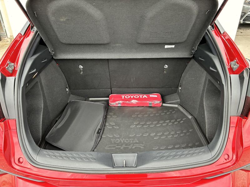 Toyota C-HR 1.8 HSD e-CVT 90kW Style - fotka 12 z 20