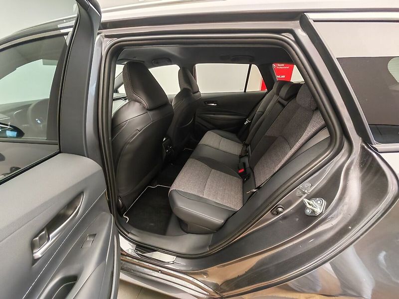 Toyota Corolla 1,8 Hybrid e-CVT Style - fotka 24 z 40