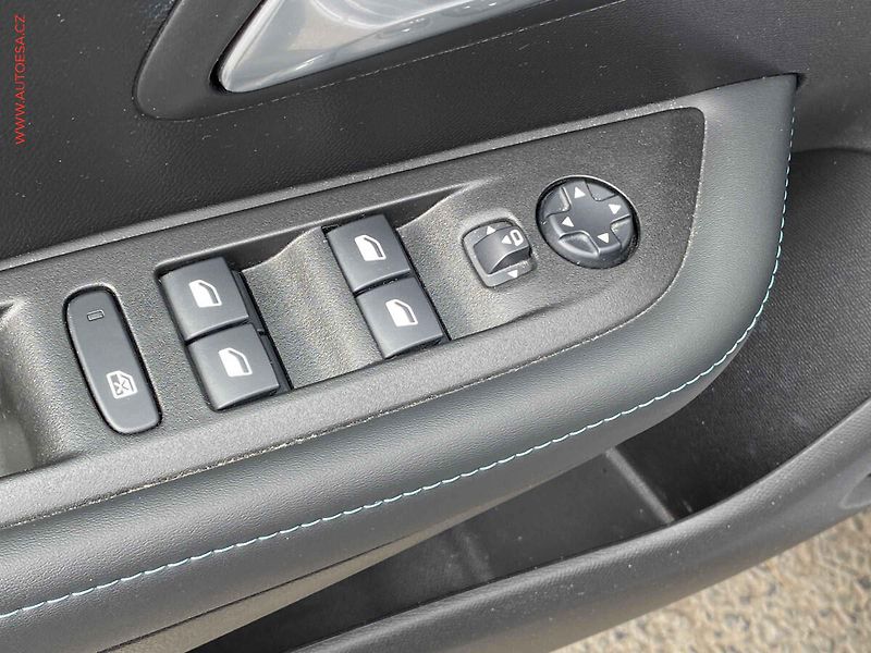 Peugeot 208 (2020) 1.2 PT, Allure, LED, kamera - fotka 11 z 19