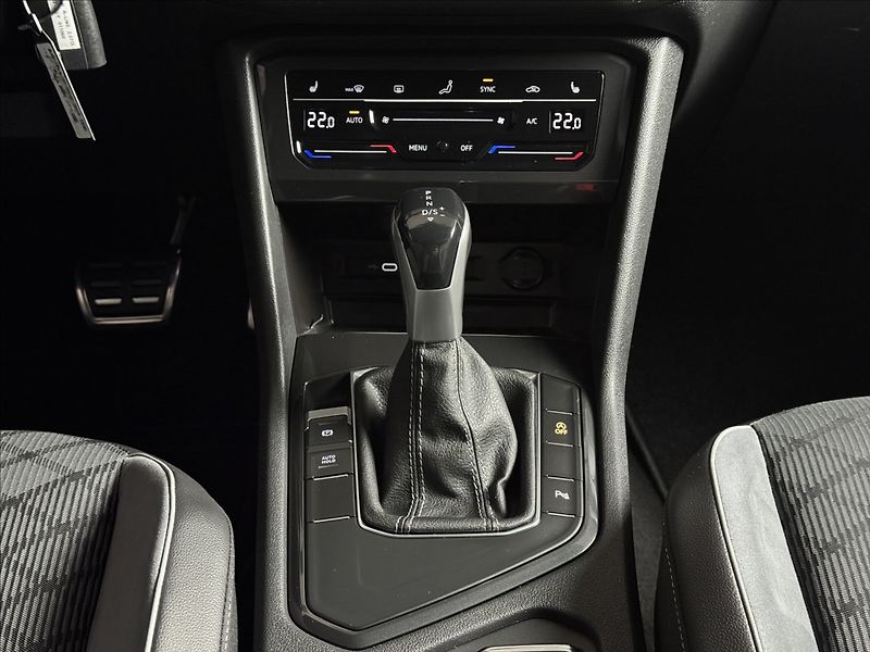 Volkswagen Tiguan 2,0 TDi  DSG R-Line IQ Light K - fotka 17 z 46