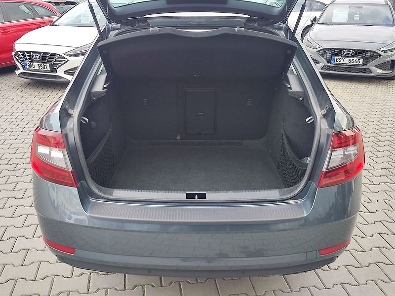 Škoda Octavia 2.0 TSI/140kW Style DSG - fotka 9 z 32