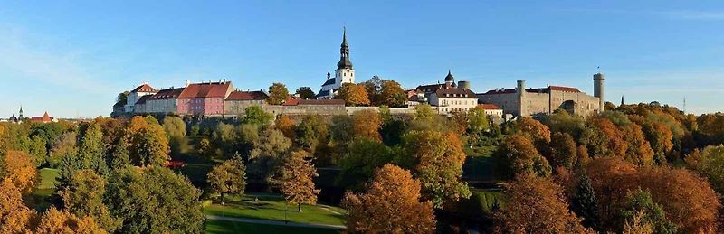 Palác obklopují zahrady ve francouzském stylu. 