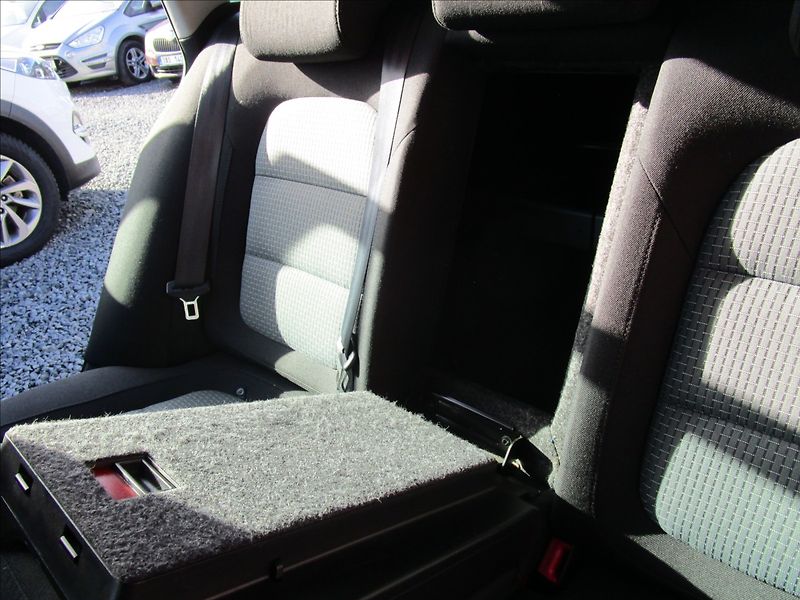 Škoda Superb Combi 2.0TDi Ambi, aut. Klima - fotka 29 z 40