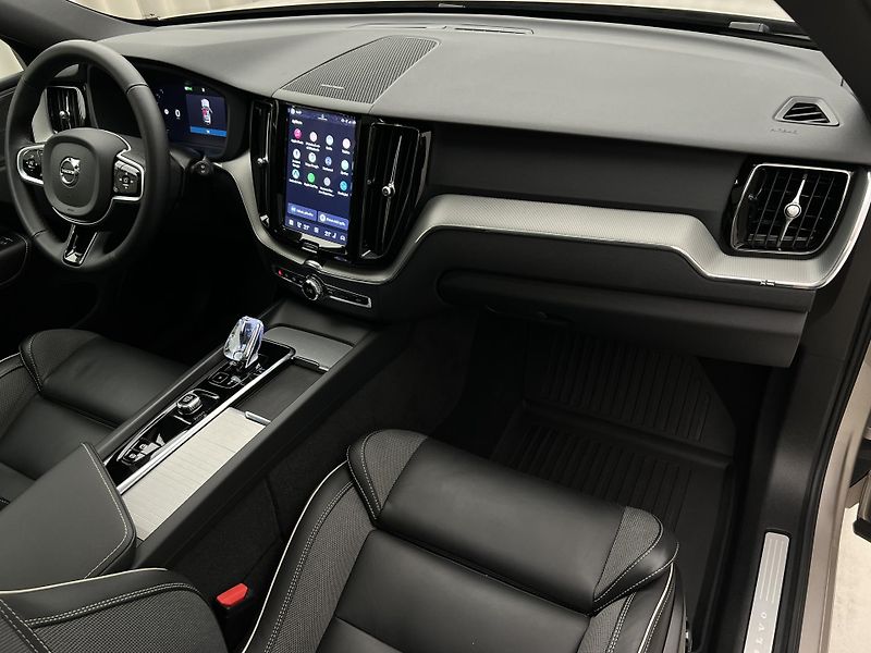 Volvo XC60 T6 AWD DARK PLUS RECHARGE AUT - fotka 24 z 49