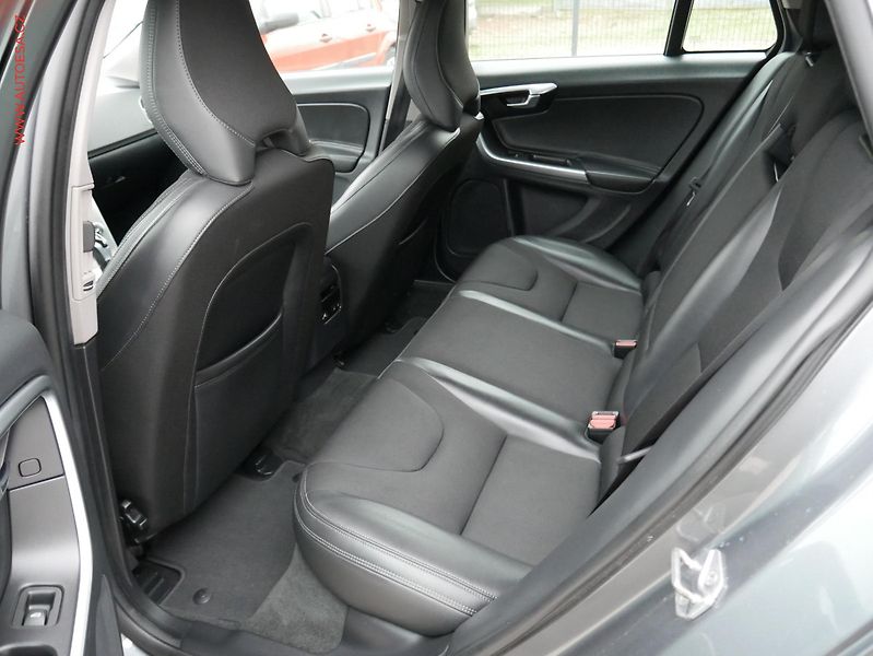 Volvo V60 (2015) 2.4 D4 Cross Country, AT - fotka 10 z 19