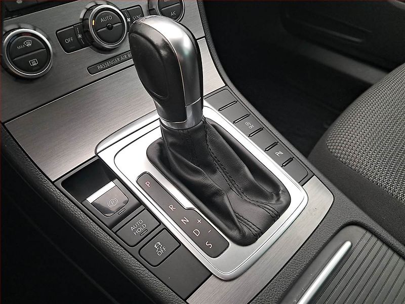 Volkswagen Passat (2013) 2.0 TDI, Automat, Xenony - fotka 13 z 16