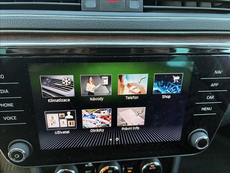 Škoda Superb 2,0 TDI 4X4 SCOUT TAŽNÉ - fotka 19 z 26