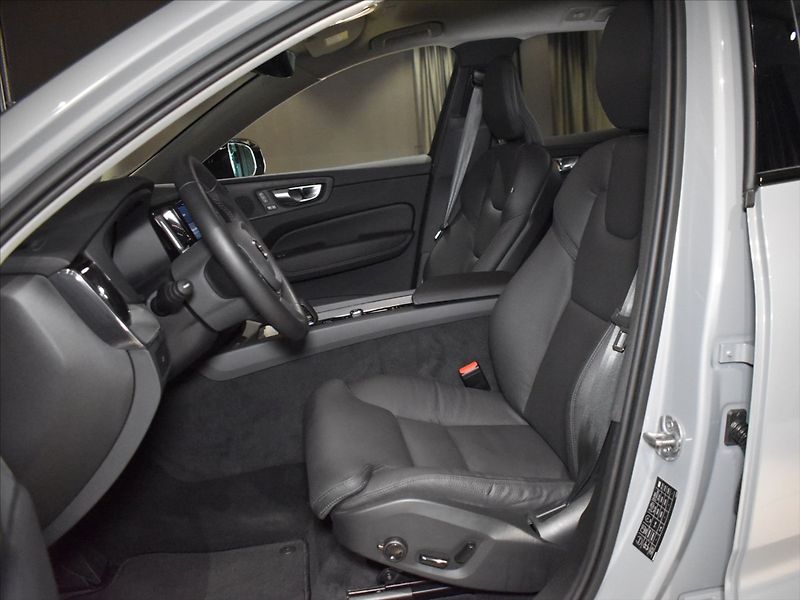 Volvo XC60 2,0 B4 AWD Plus Blis,Bezklíč - fotka 8 z 23
