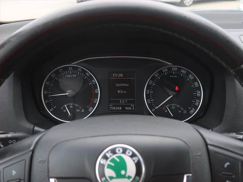Škoda Octavia (2011) Ambition 1.6 TDI, Tempomat - fotka 11 z 15
