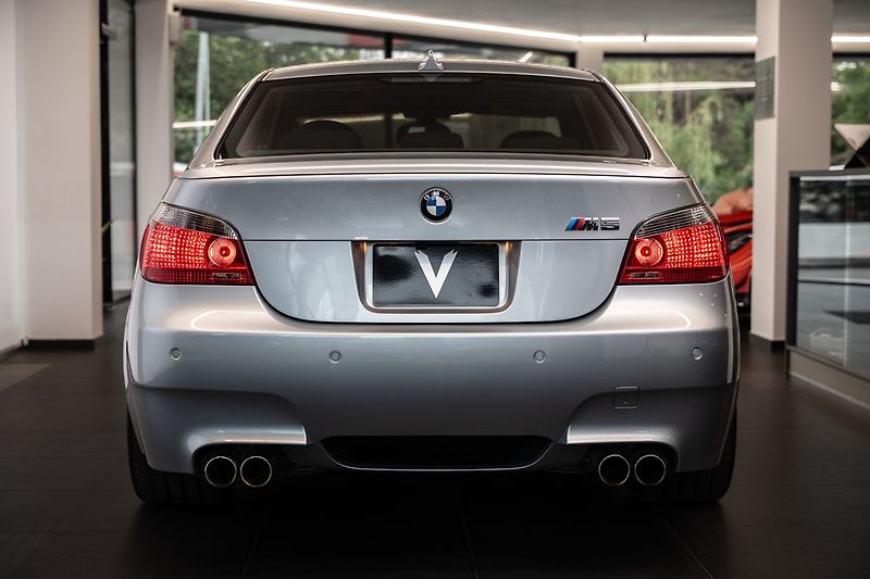 BMW M5 V10/SMG/CarPlay/Kamera - fotka 3 z 28