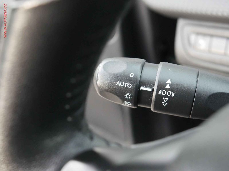 Peugeot 2008 (2016) 1.2 PT, 1.maj,ČR, servis - fotka 17 z 20
