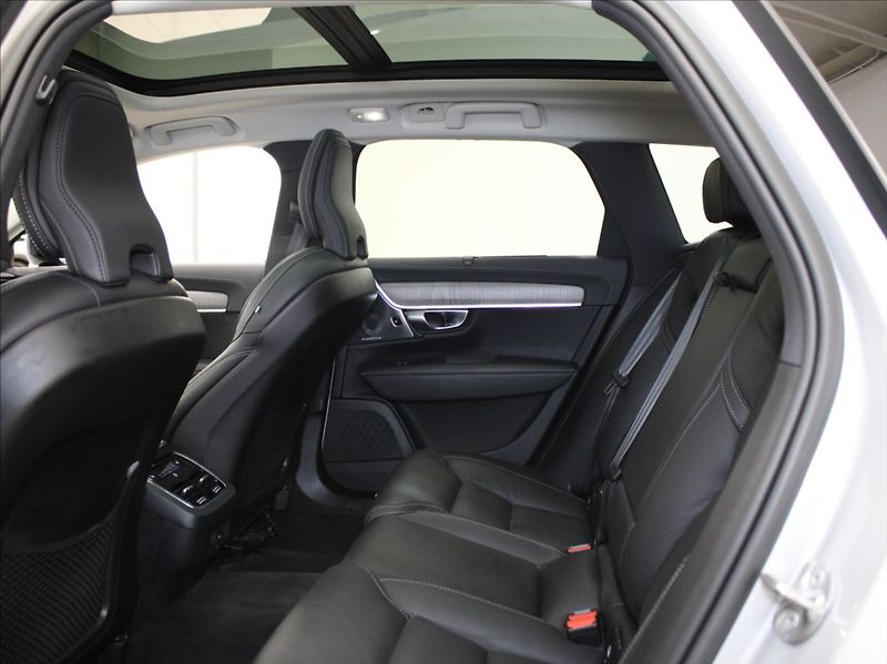 Volvo V90 2,0 B6 AWD Ultimate Dark B&W - fotka 7 z 27
