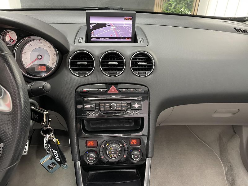 Peugeot 308 CC 1.6 THp 147kW  DIGIAC NAVI  - fotka 30 z 31