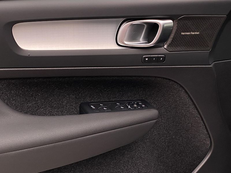 Volvo XC40 (2026) B4 AUT DARK PLUS - fotka 27 z 54