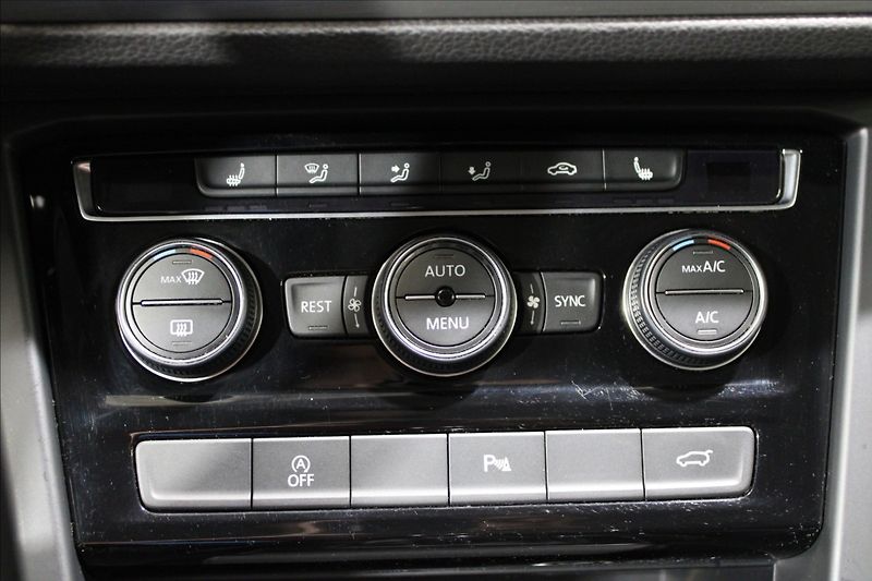 Volkswagen Touran 1,4 TSI Comfortline 7-míst - fotka 26 z 32