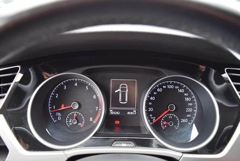 Volkswagen Touran (2017) 1.4TSI 110kw CLBMT TAŽ NAV APP - fotka 29 z 50