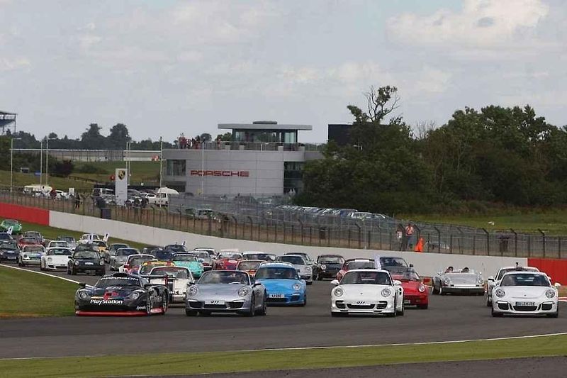 Na okruhu v Silverstone se ukázalo 1 208 vozů Porsche 911.