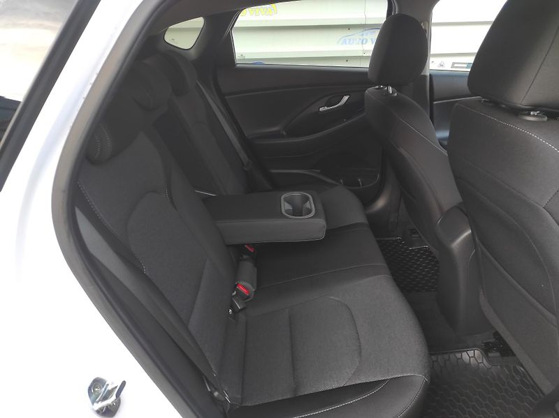 Hyundai i30 1,5T-GDi mHev,48V,AT,Fastback - fotka 17 z 42