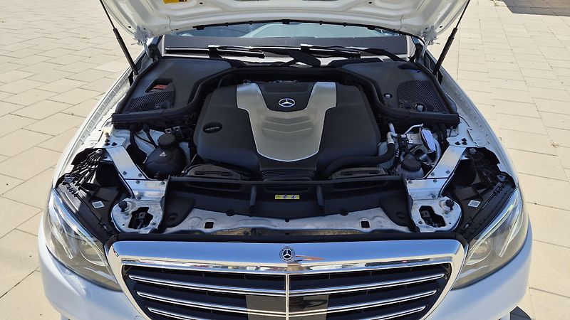 Mercedes-Benz Třídy E 350d 4Matic Exclusive - fotka 20 z 21