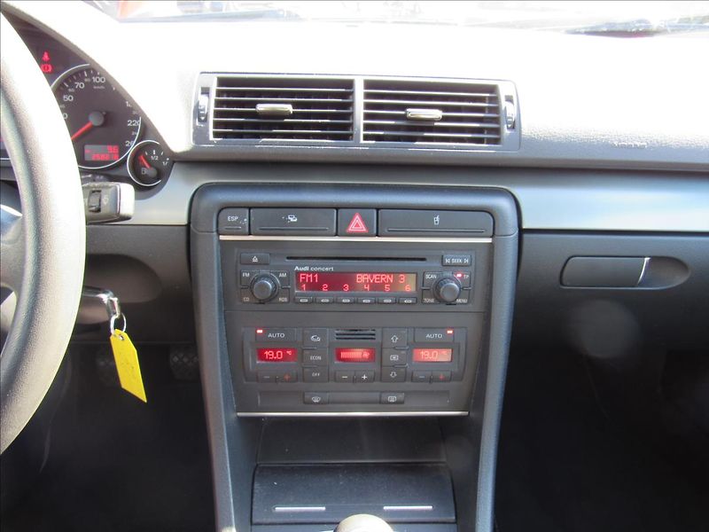 Audi A4 1,6 i 75kW Sedan - fotka 15 z 29