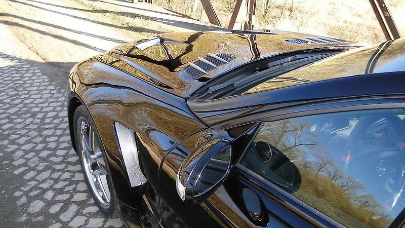 Mercedes-Benz SL 500 s maskou AMG-GT.