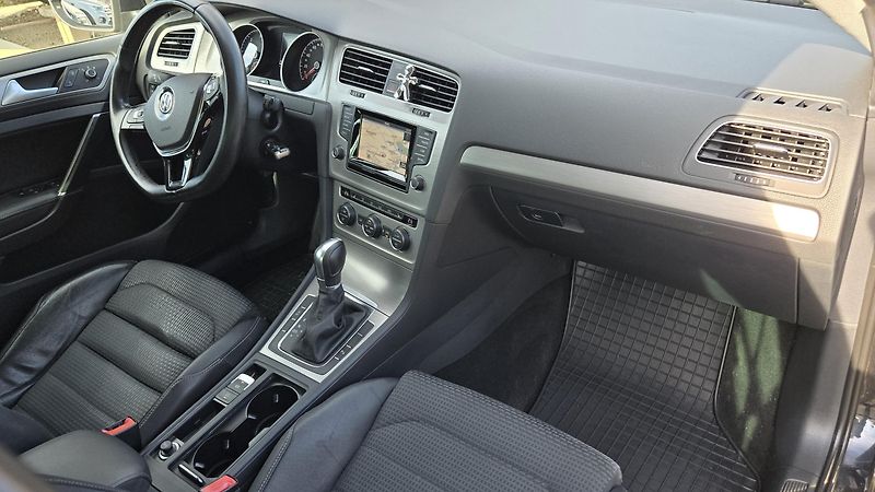 Volkswagen Golf 1.6TDI  DSG COMFORT 77KW - fotka 23 z 44