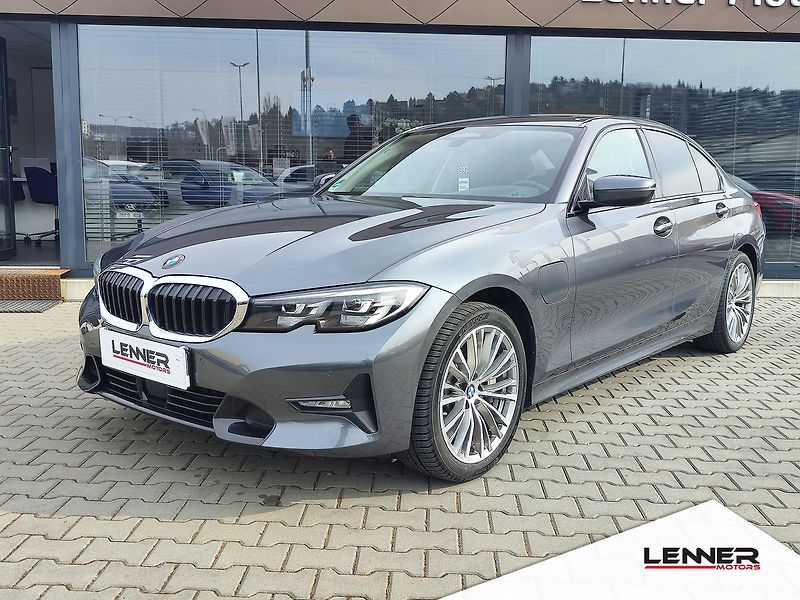 BMW Řada 3 330e 2.0/215kW Sportline PHEV - fotka 1 z 38