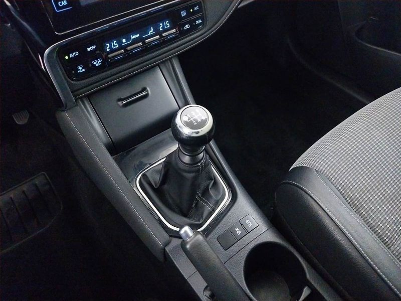 Toyota Auris (2015) 1.6 D-4D, Serv.kniha, Tempomat - fotka 13 z 17