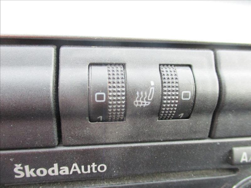 Škoda Octavia 1,6 MPI, digi klima, 1.maj, - fotka 11 z 18