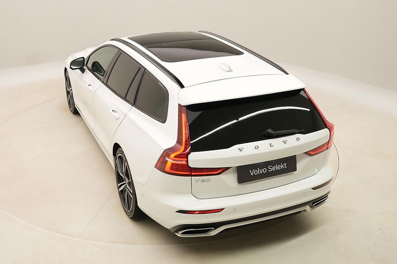 Volvo V60 B4 DARK PLUS AUT  - fotka 18 z 45