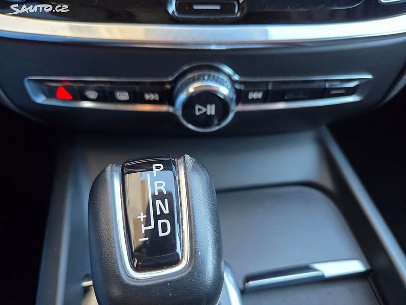 Volvo V60 (2020) 2.0 D4 AWD 4x4 Automat - fotka 28 z 37