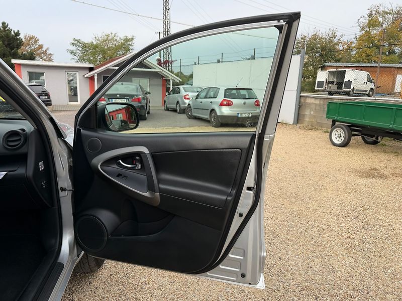 Toyota RAV4 2.2 D-CAT 110KW*4X4*71.TIS KM* - fotka 16 z 28