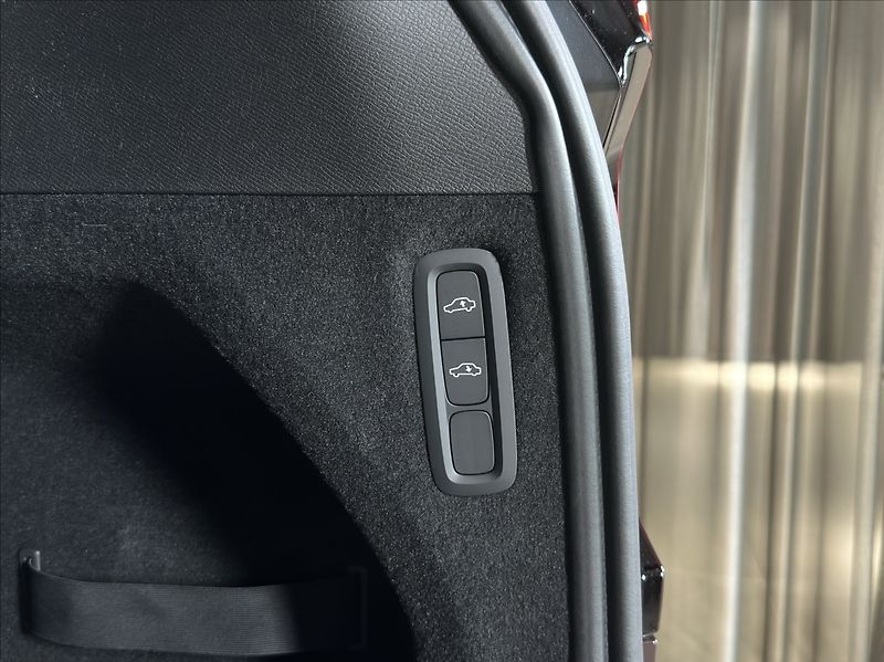 Volvo XC90 (2026) 2,0 T8  Ultra Dark - fotka 22 z 41