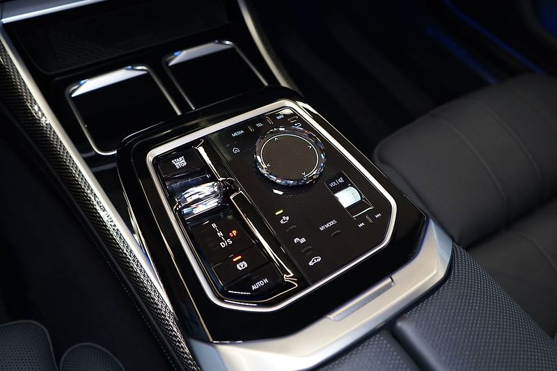 BMW Řada 7 750e xDrive,Televize,EL. dveře - fotka 40 z 50