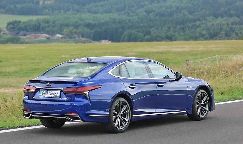 Lexus LS 500.
