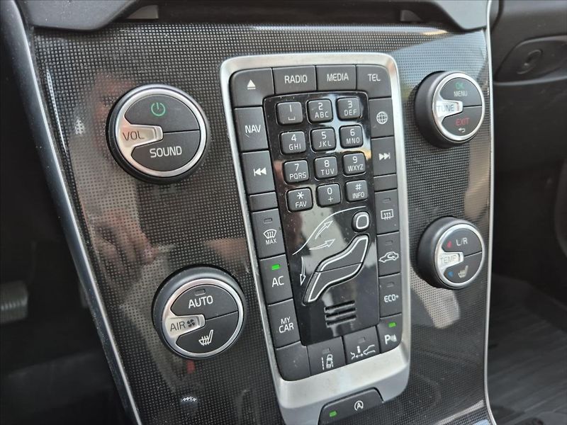 Volvo V40 2,0 D3 Cross Country - fotka 14 z 20