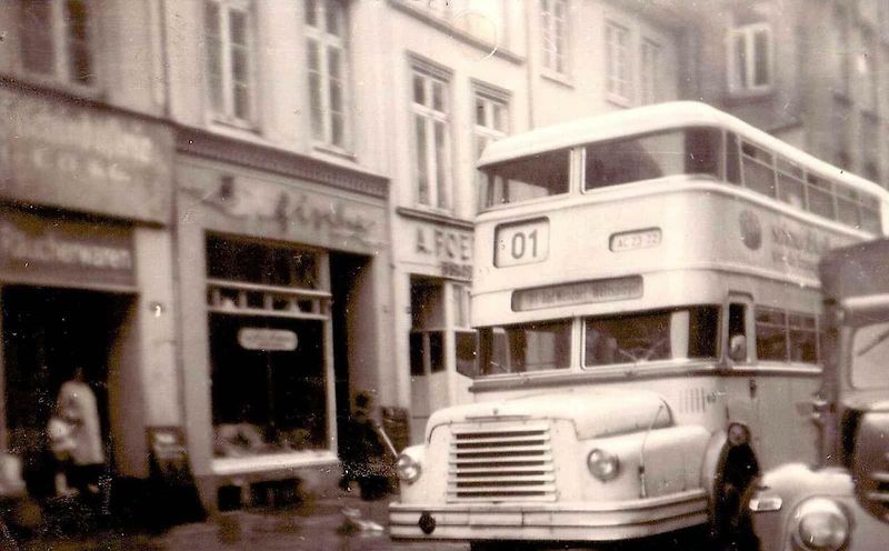 Nejen na Britských ostrovech jsou známé patrové autobusy. Vyráběly se i v někdejší NDR. Na snímku je řada patrových autobusů u nádraží ve východním Berlíně.