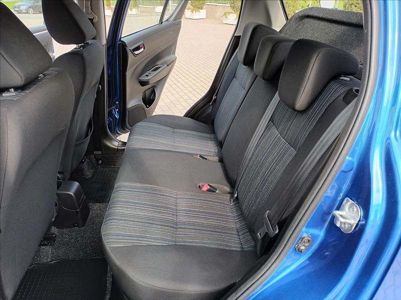 Suzuki Swift 1,2 i,4x4,VÝHŘEV,SERVIS,KOLA, - fotka 17 z 44