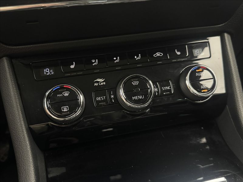Škoda Superb 2,0 DSG 4X4 ACC CANTON STYLE+ - fotka 29 z 49