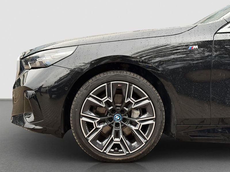 BMW i5 xDrive40 Touring - fotka 16 z 16
