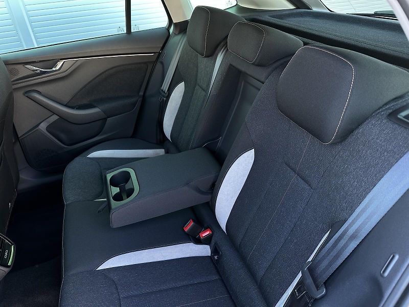 Škoda Scala 1.0TSi TOP & Selection 116PS D - fotka 27 z 31